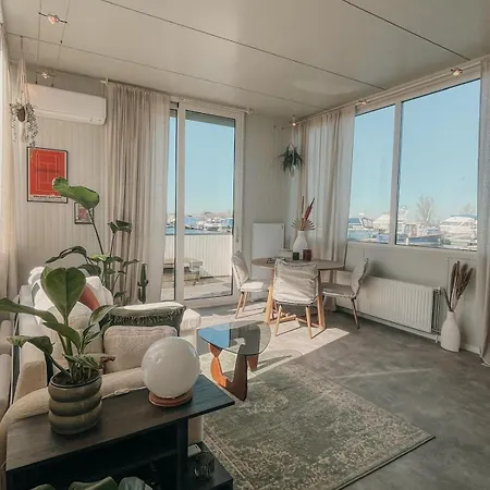 The Creative Boat Botel Lithoijen